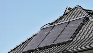 Ein neues, modernes,  graues Dach mit einer Solarthermie