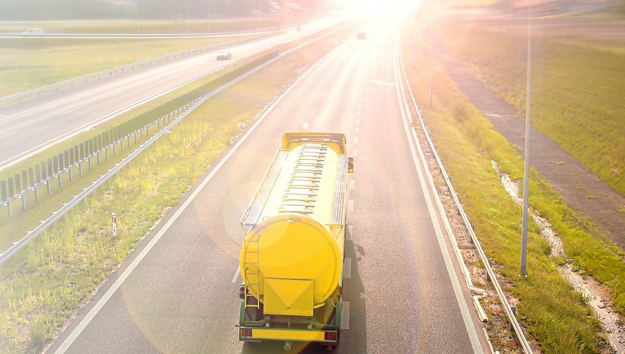 Ein Lkw fährt auf einer Straße