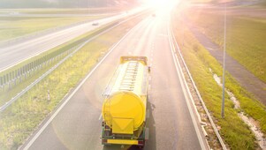 Ein Lkw fährt auf einer Straße