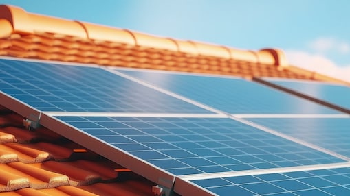 Ein modernes Dach mit Solarpanels an einem sonnigen Tag.