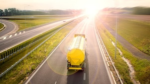 Ein Lkw fährt auf einer Straße