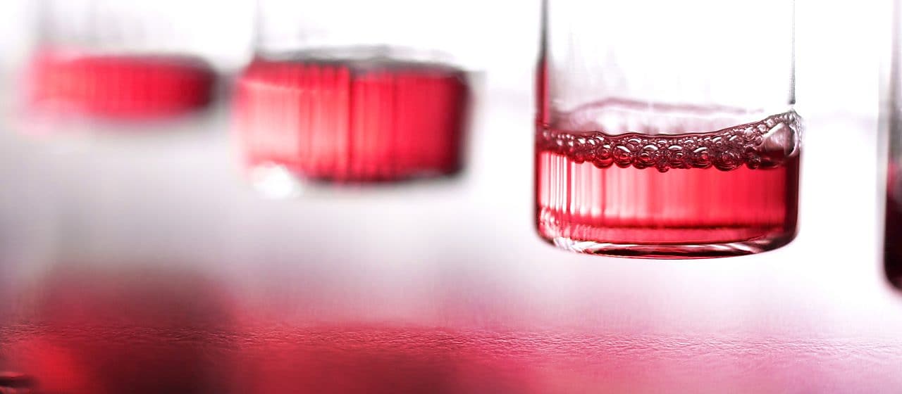 Reagenzgläser mit roter Flüssigkeit