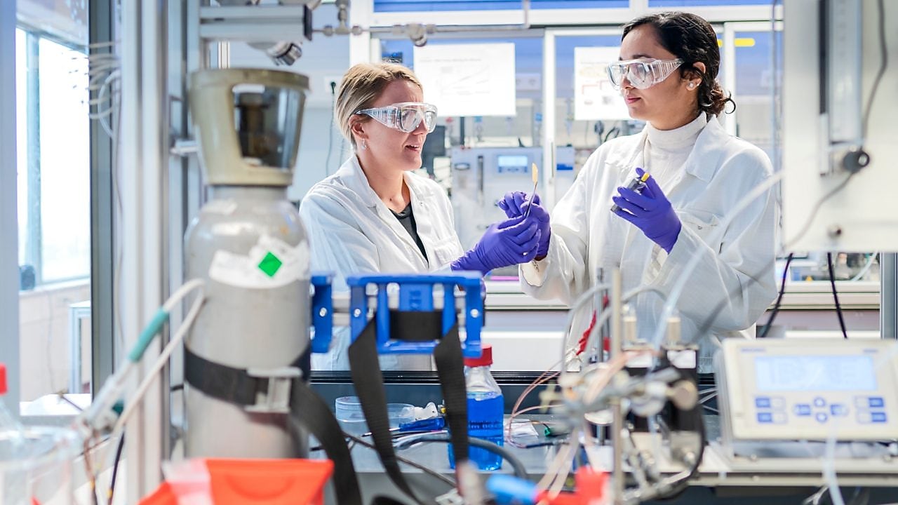 Zwei Forscherinnen im Shell Technology Centre, die mit Feuer experimentieren