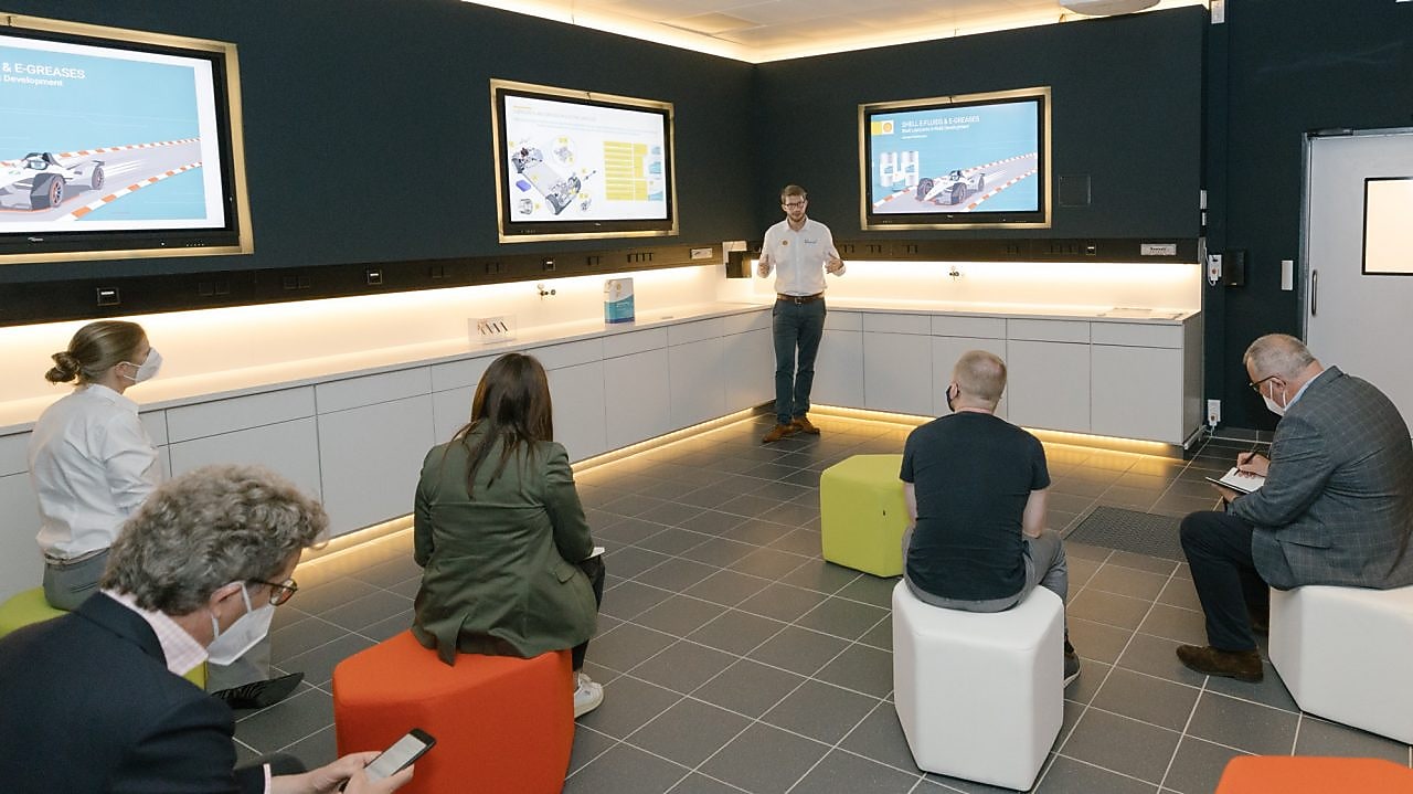 Menschen verfolgen einen Vortrag im STCHa