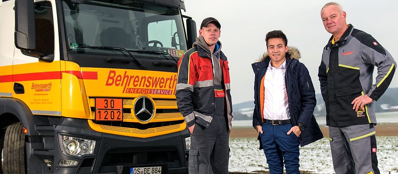 zwei Tankwagenfahrer und ein Verkaeufer stehen vor Behrenswerth GmbH Tankwagen