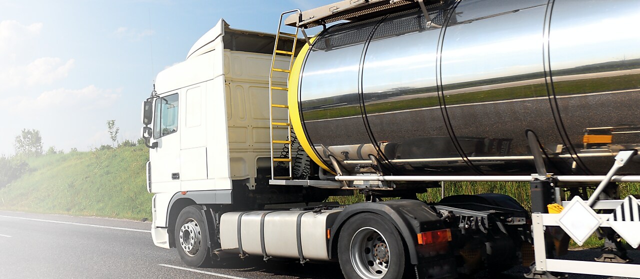 Ein Tanklaster auf einer Autobahn