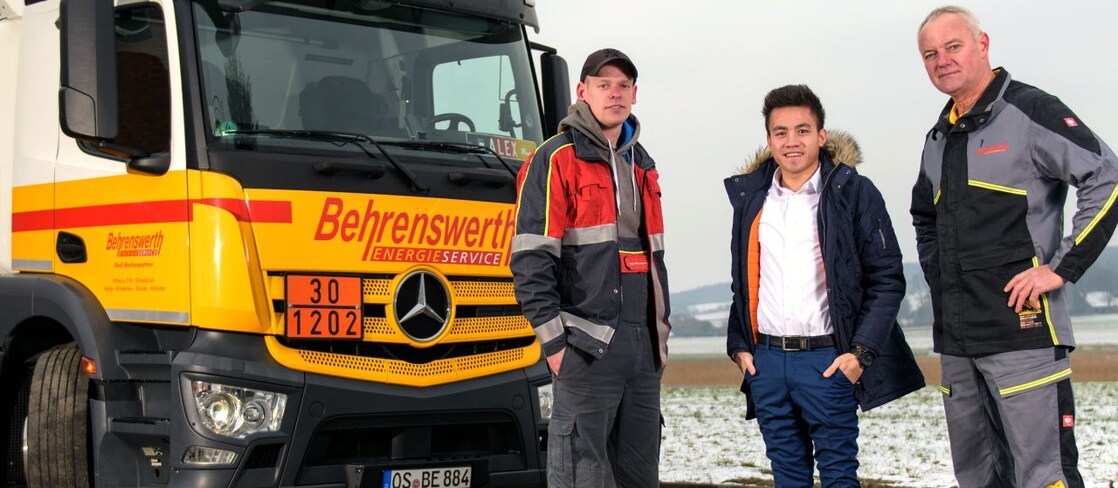 zwei Tankwagenfahrer und ein Verkaeufer stehen vor Behrenswerth GmbH Tankwagen