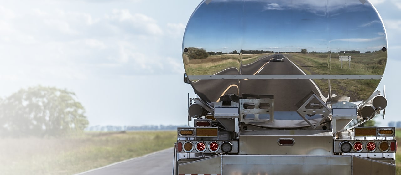 Ein Tanklaster auf einer Bundesstraße