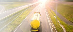 Ein gelber Tanklaster auf einer Autobahn