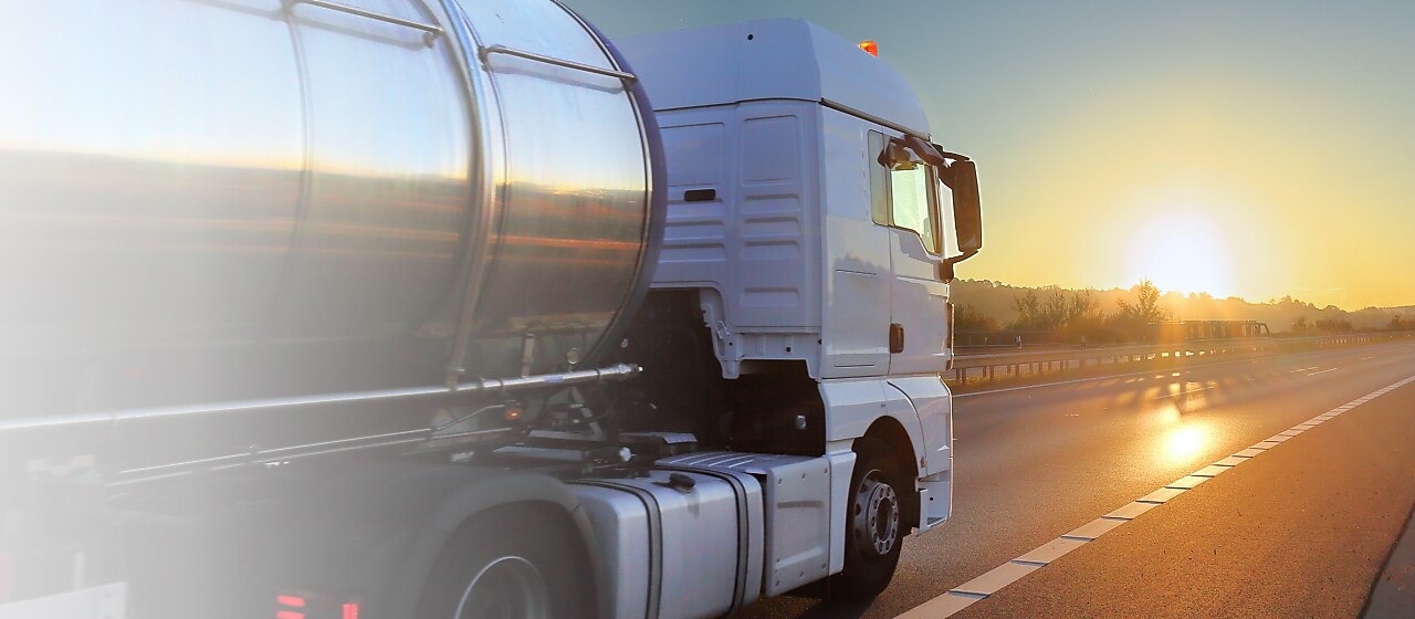 Ein Tanklaster auf einer Autobahn bei Sonnenaufgang