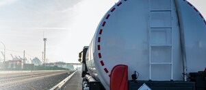 Ein Tanklaster auf einer Industriestraße