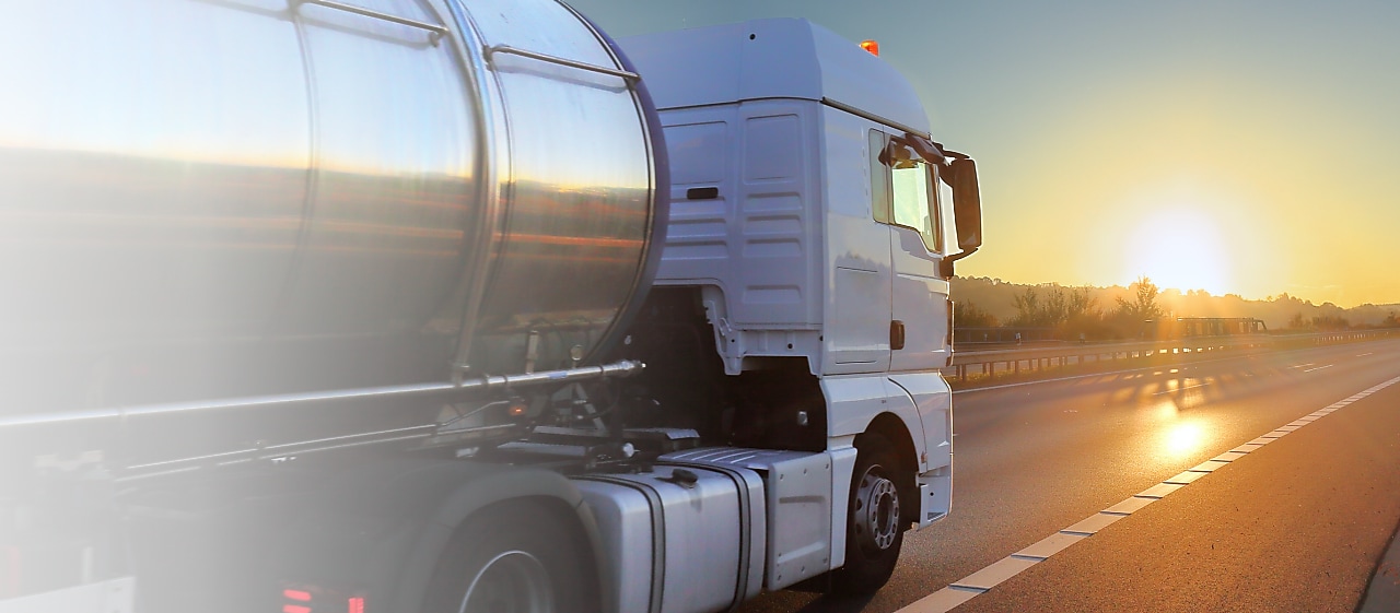 Heizöllaster fährt auf einer Landstraße