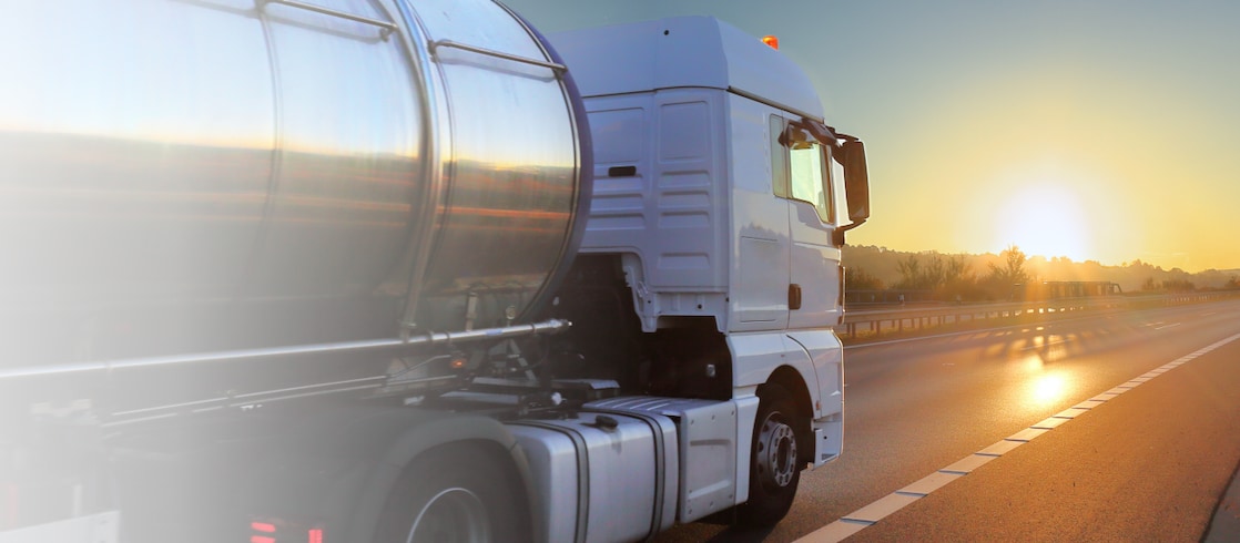 Heizöllaster fährt auf einer Landstraße