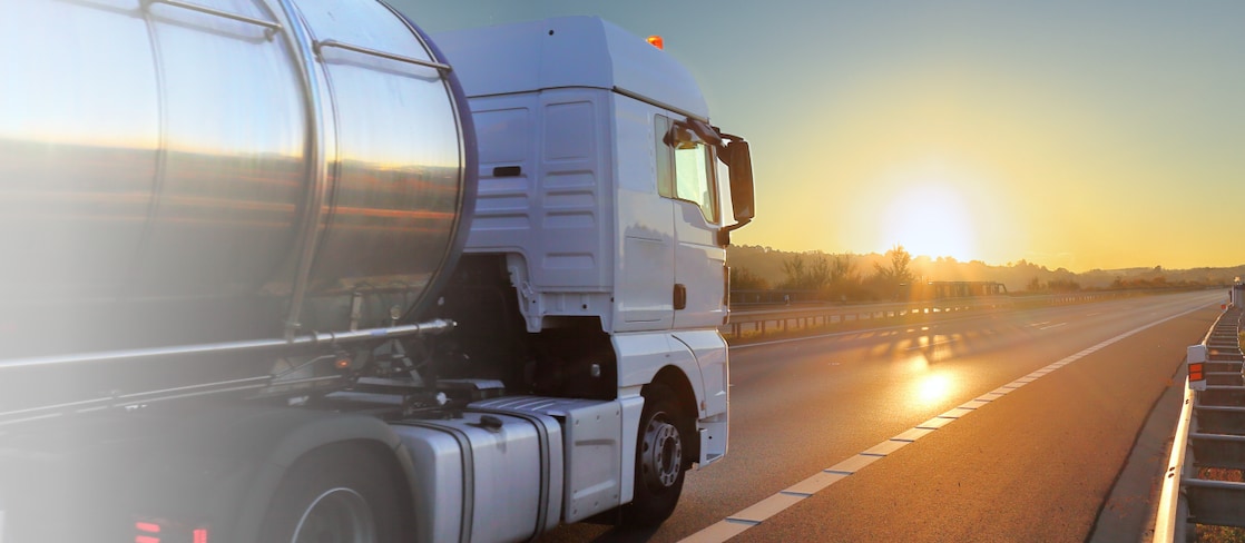 Heizöllaster fährt auf einer Landstraße