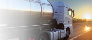 Heizöllaster fährt auf einer Landstraße