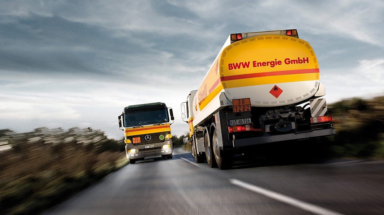 Tankwagen von BWW Energie GmbH liefert Heizöl