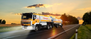 Tanklaster auf Bundesstraße mit sommerlicher Bergkulisse