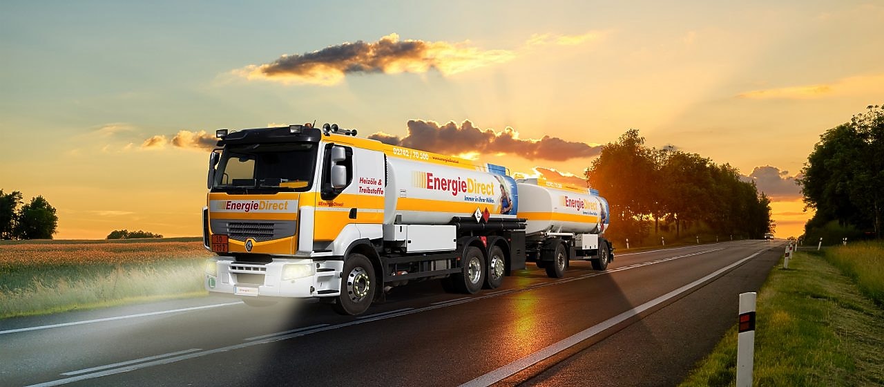 Tanklaster, der über eine Brücke im Wald fährt