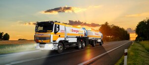 Tanklaster, der über eine Brücke im Wald fährt