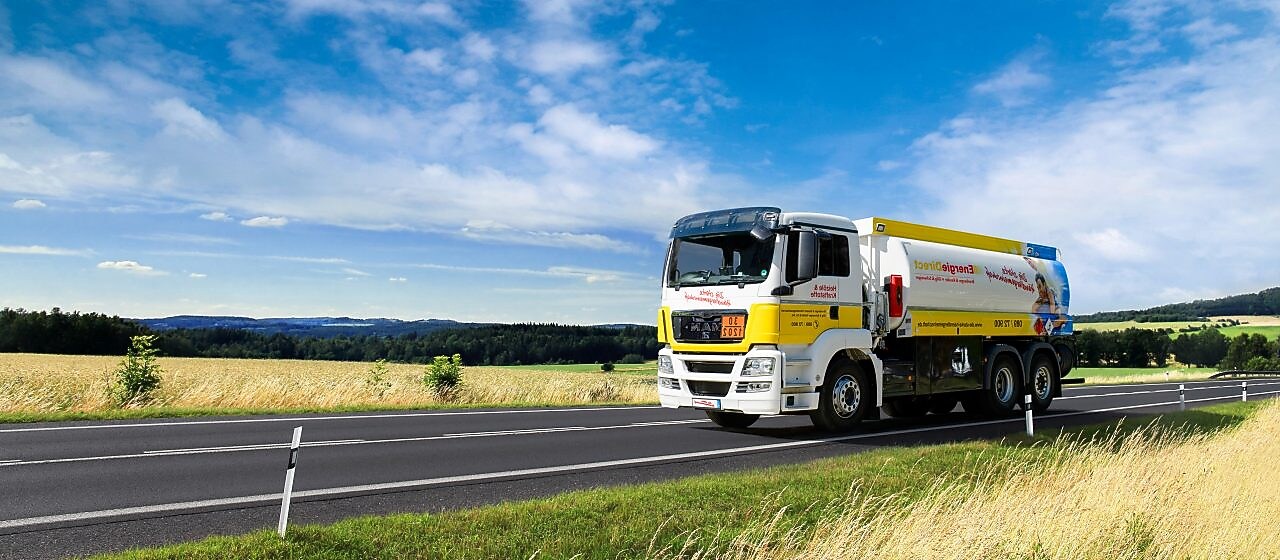 Öltank auf Landstraße