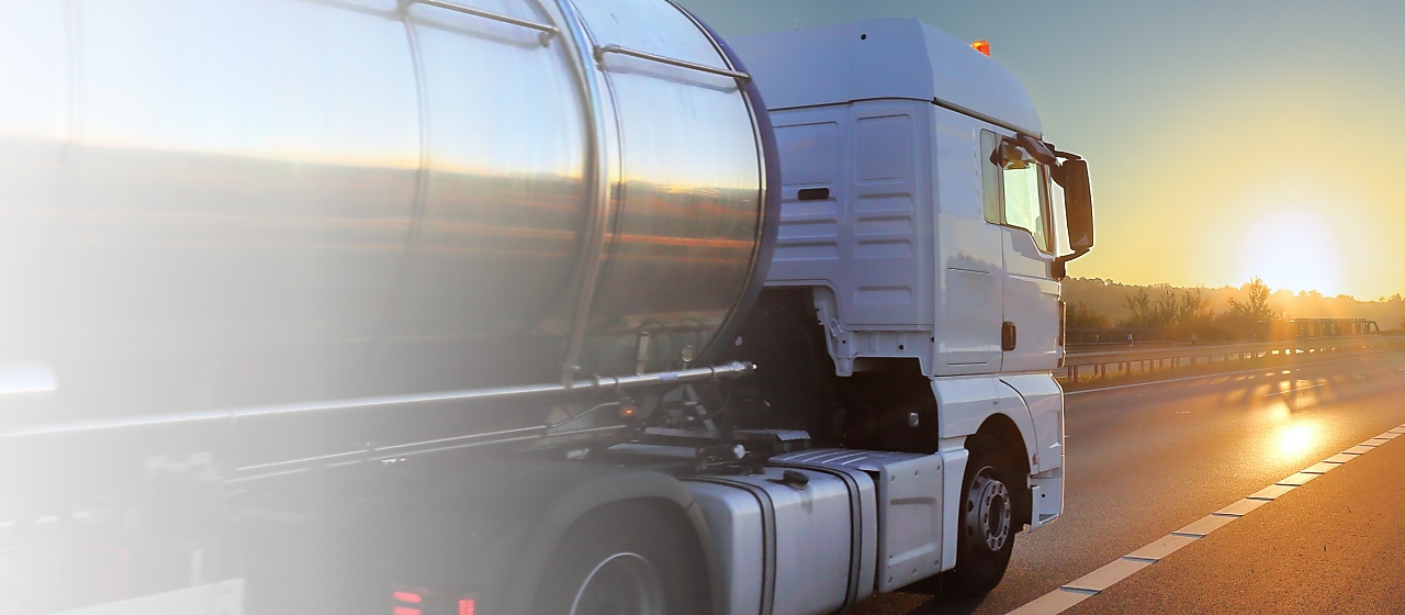 Heizöllaster fährt auf einer Landstraße