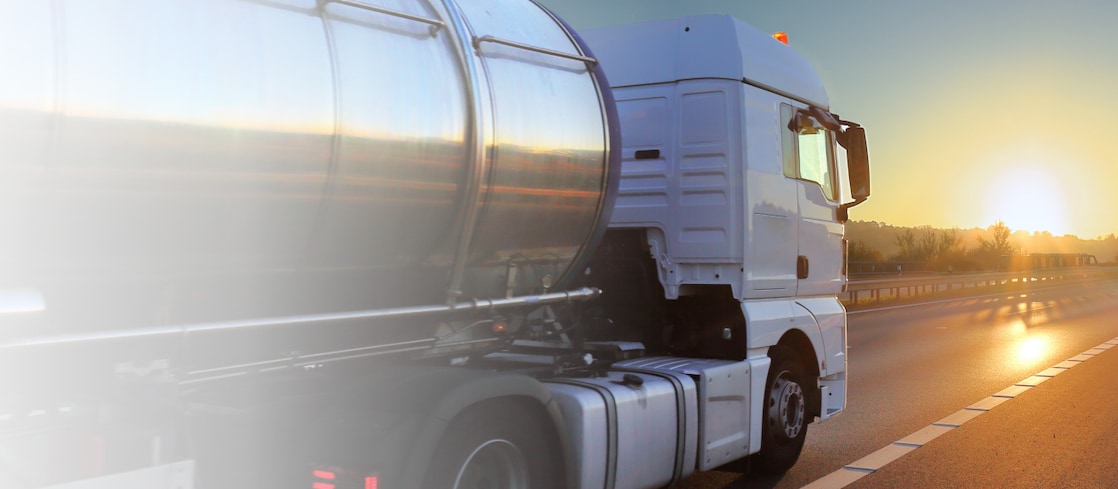 Heizöllaster fährt auf einer Landstraße