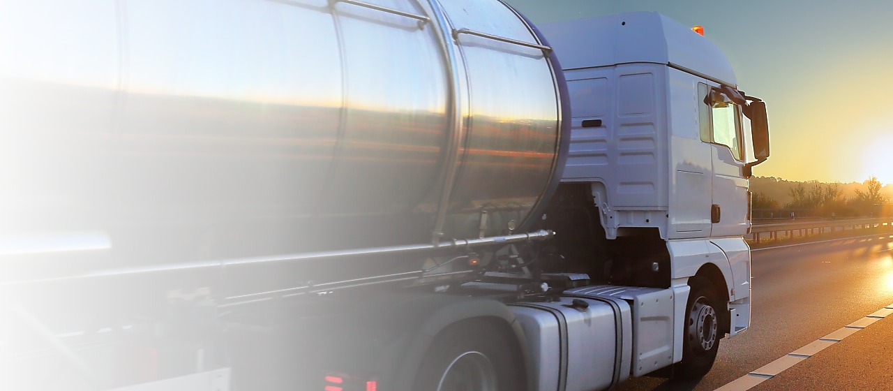 Heizöltankwagen fährt in Sonnenuntergang