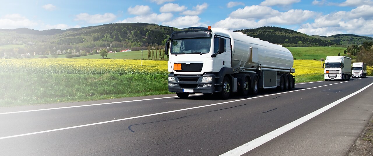 Heizöllaster fährt auf einer Landstraße