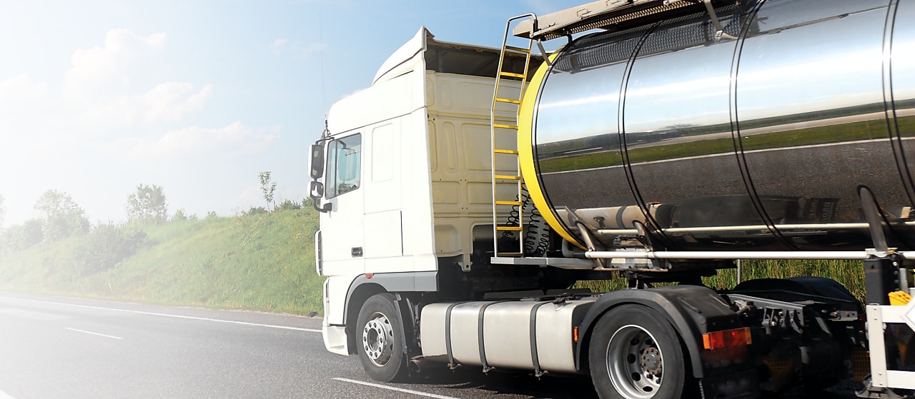 Heizöllaster fährt auf einer Landstraße
