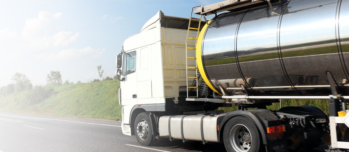 Heizöllaster fährt auf einer Landstraße