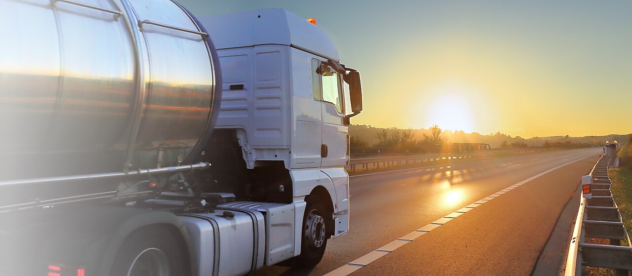 Heizöllaster fährt auf einer Landstraße