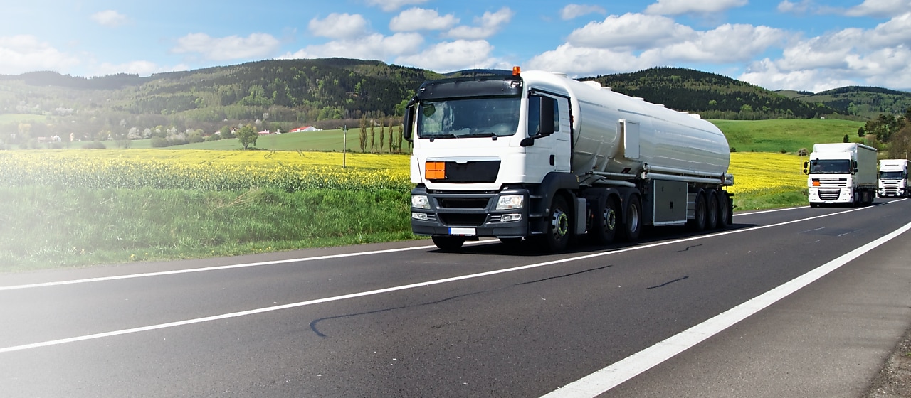 Heizöllaster fährt auf einer Landstraße