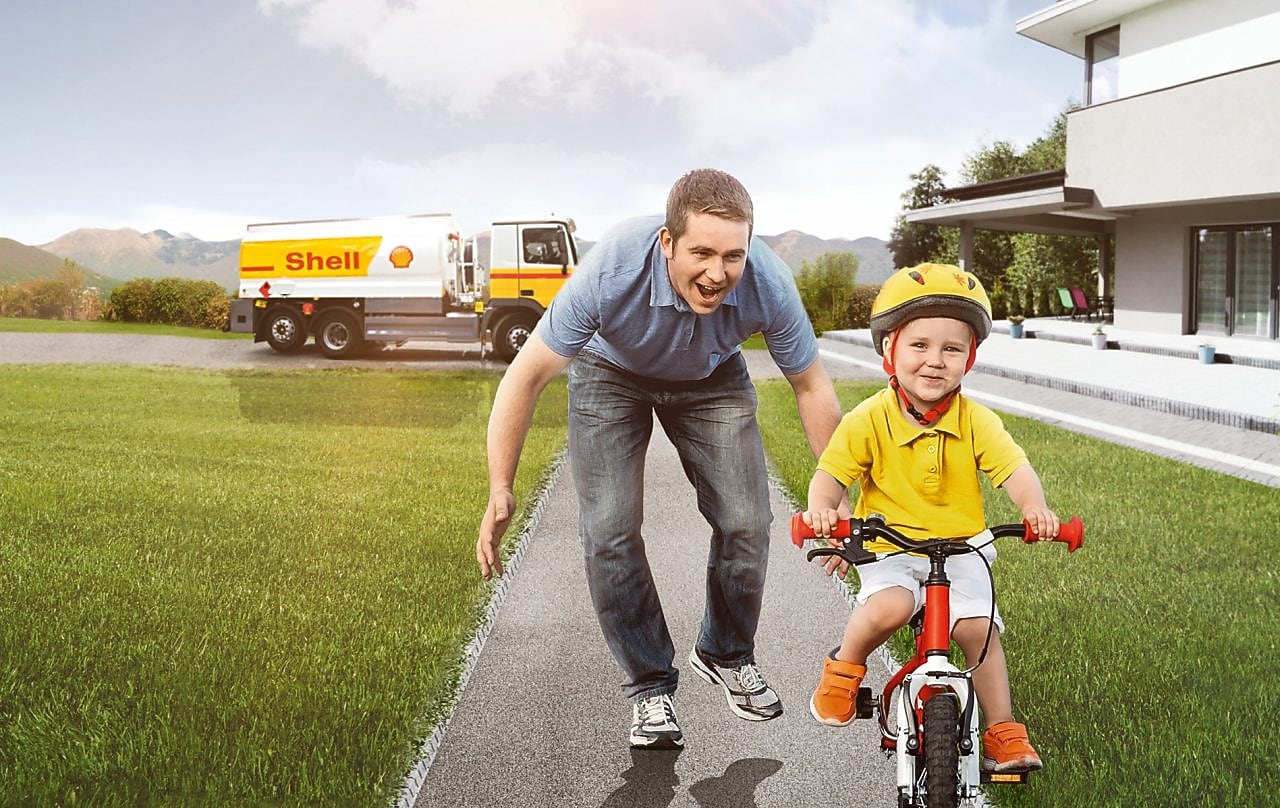 Vater und Sohn vor Shell Tankwagen