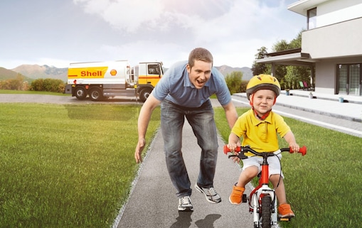 Vater und Sohn vor Shell Tankwagen