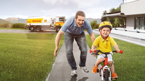 Vater und Sohn vor Shell Tankwagen