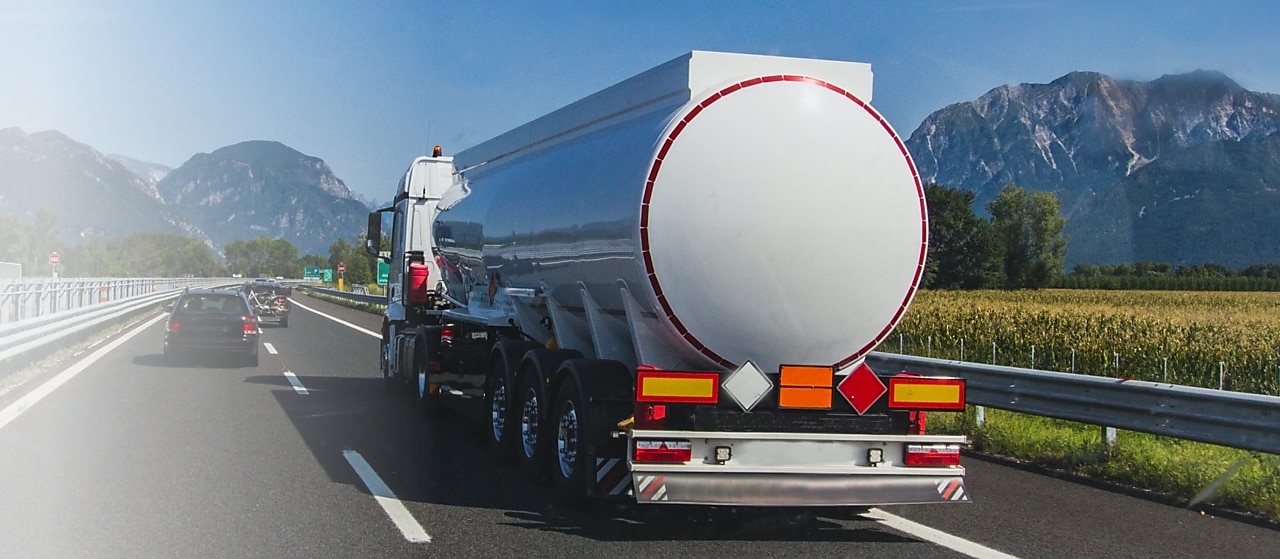 Heizöltankwagen fährt vor Bergpanorama