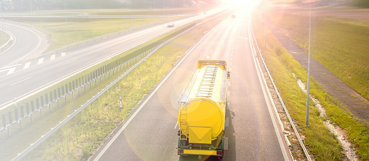 Heizöllaster fährt auf einer Landstraße