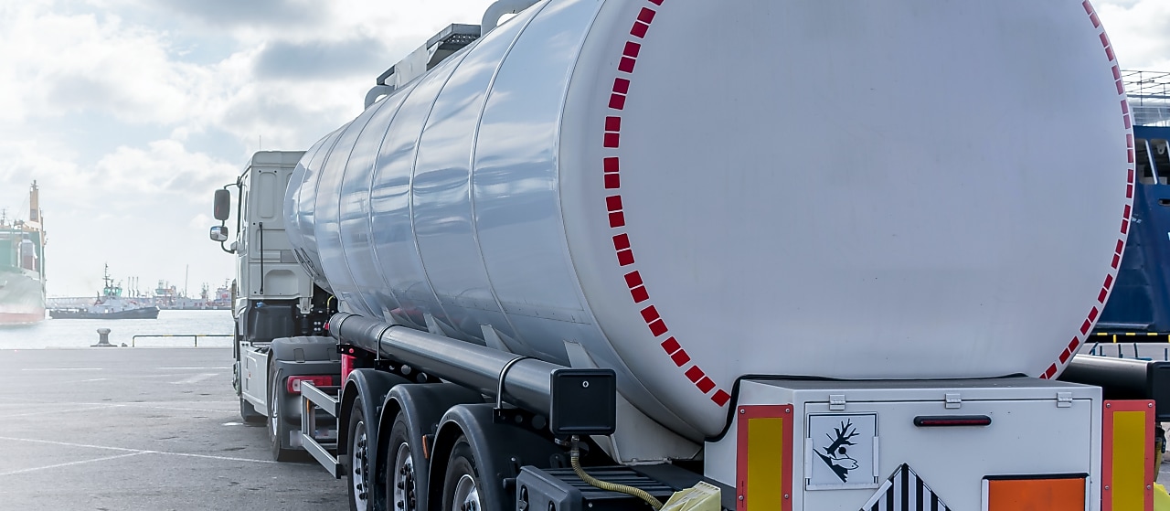 Heizöllaster fährt auf einer Landstraße