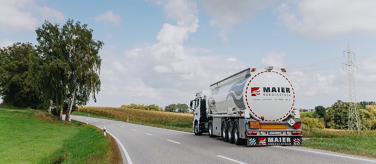 Heizöllaster fährt auf einer Landstraße
