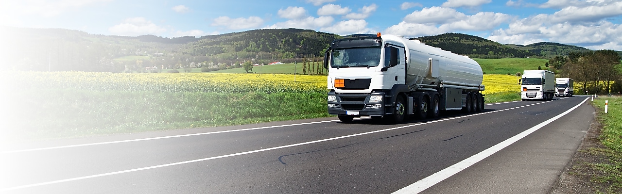 Heizöltankwagen auf Landstraße