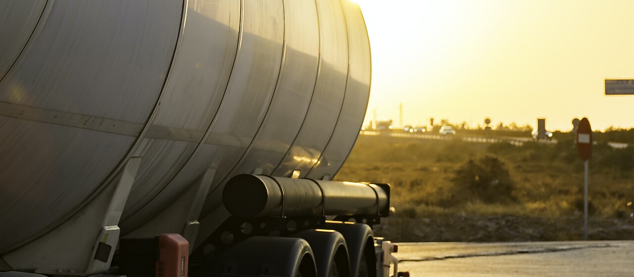 Heizöllaster fährt auf einer Landstraße