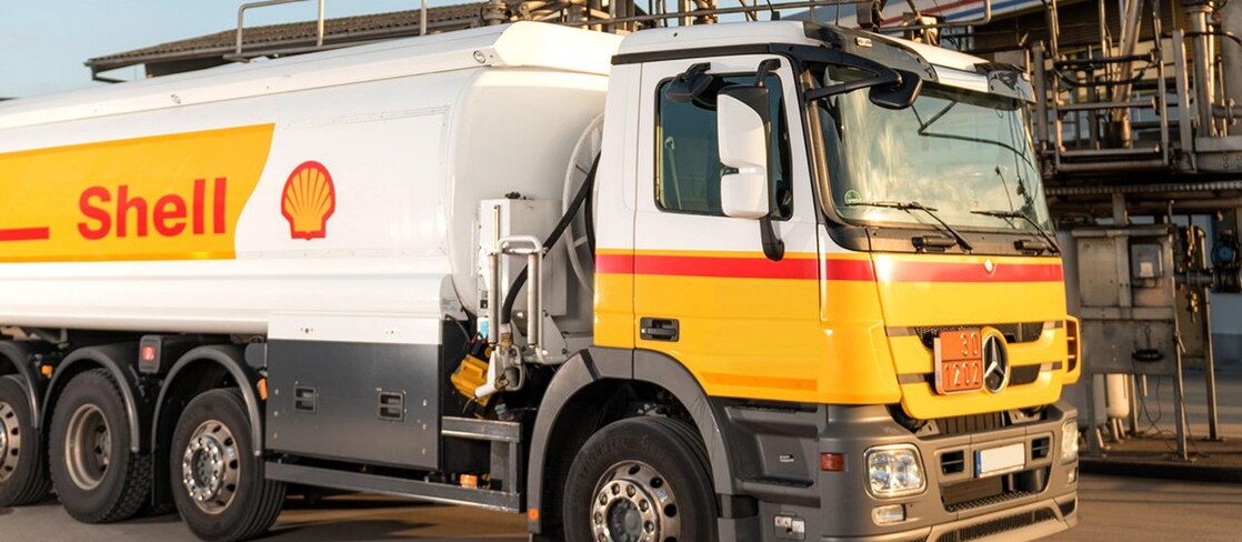 Shell Truck steht vor Heizöl Tank Anlage
