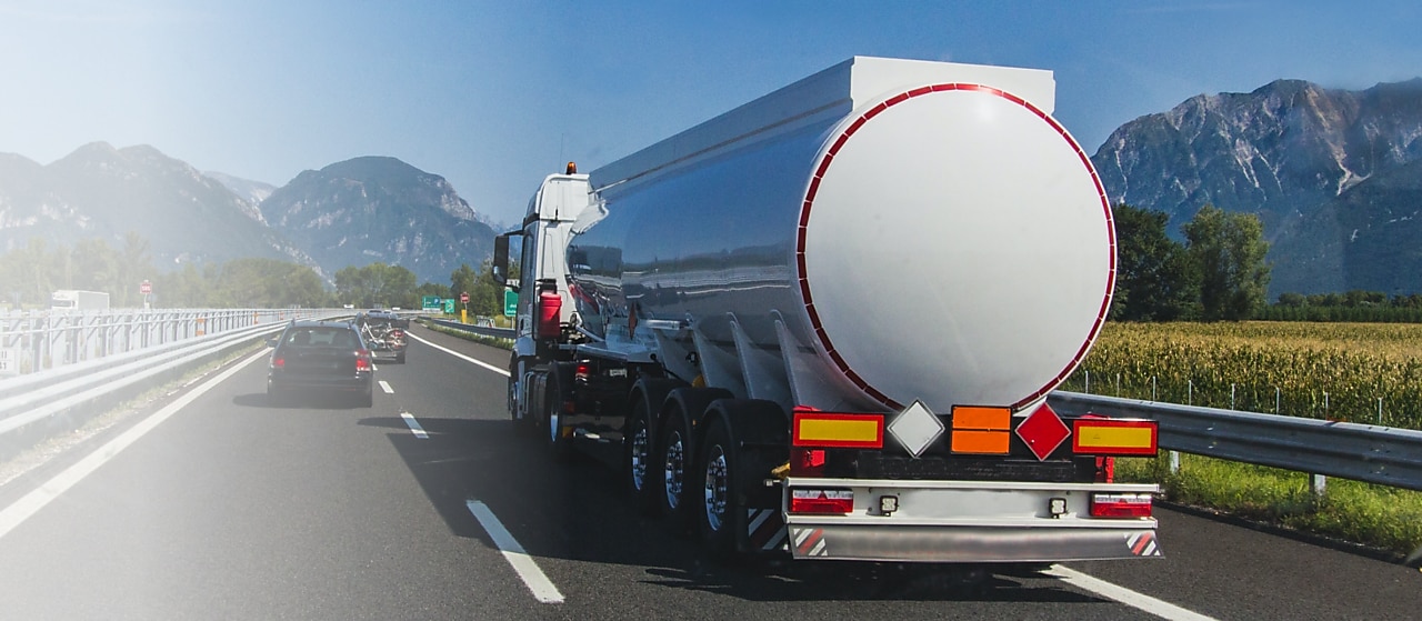 Heizöllaster fährt auf einer Landstraße