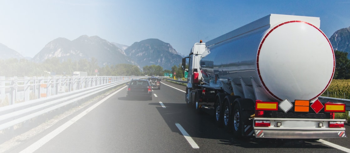 Shell Heizöl-Händler vor Tankwagen