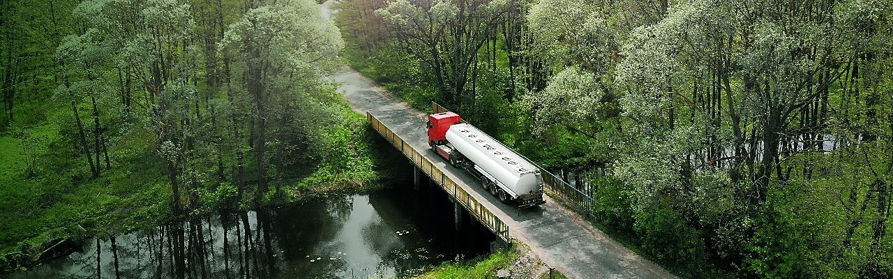 Heizöllaster fährt über eine Brücke