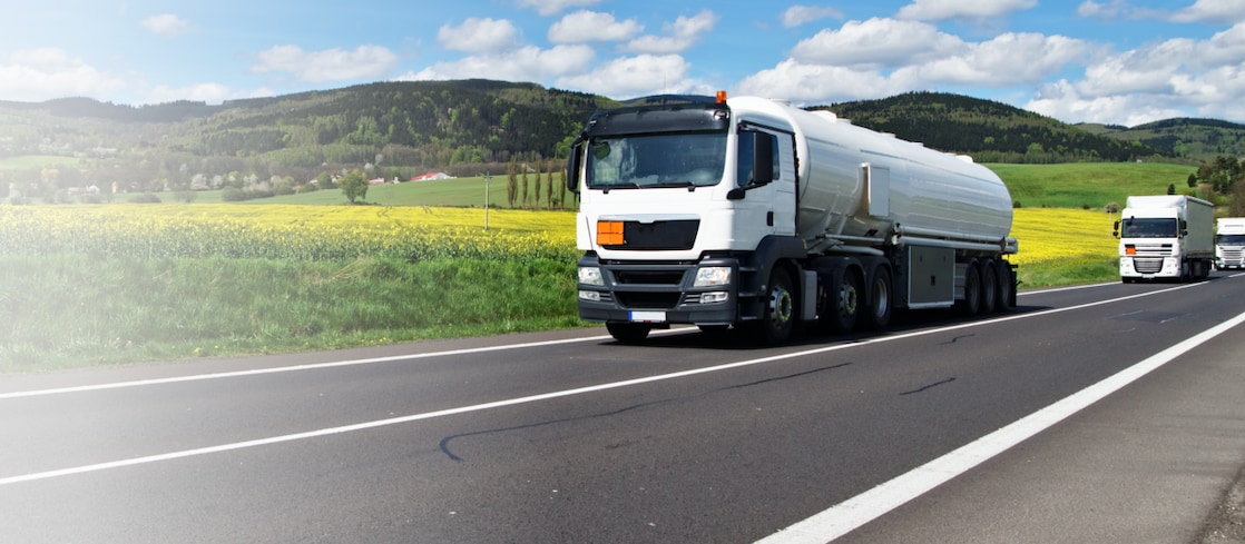 Heizöllaster fährt auf einer Landstraße