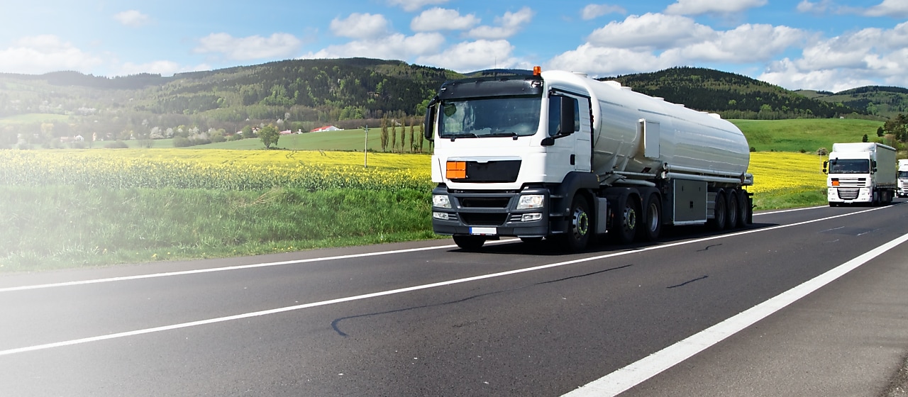 Heizöllaster fährt auf einer Landstraße