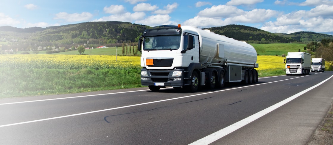 Heizöllaster fährt auf einer Landstraße