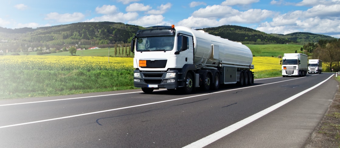 Heizöllaster fährt auf einer Landstraße