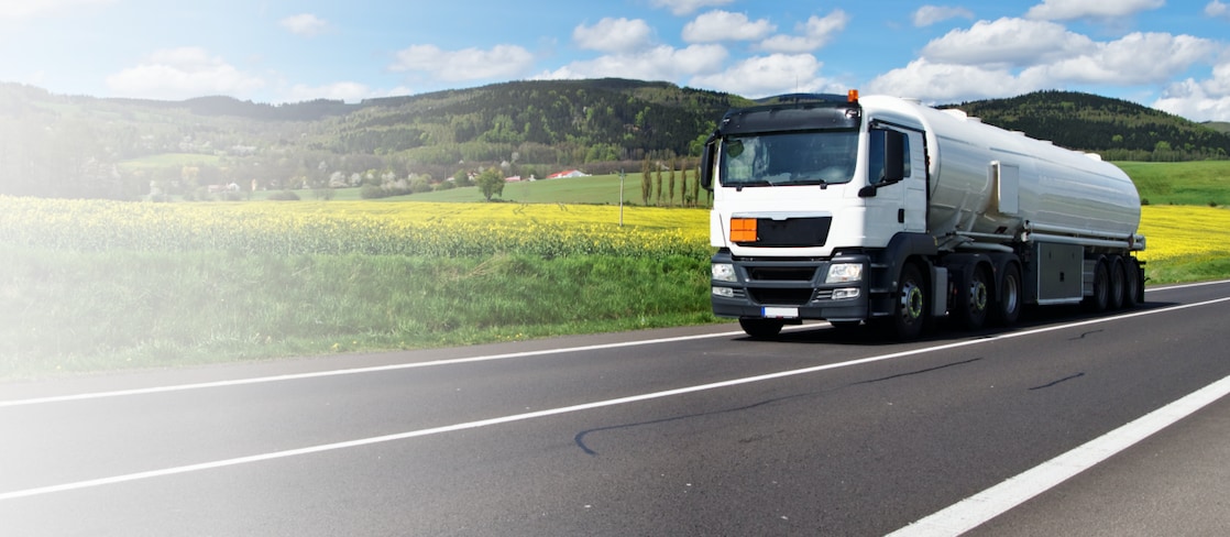 Heizöllaster fährt auf einer Landstraße